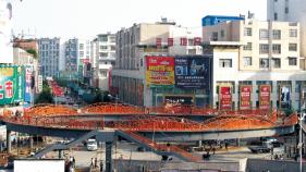 貴州義興市盤(pán)江路口人行天橋