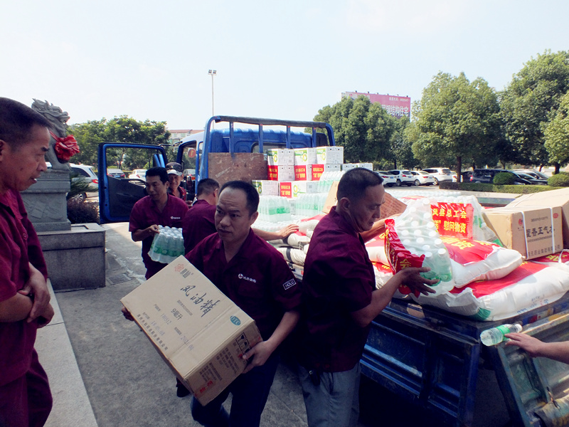 團風(fēng)縣總工會“三送”慰問物資到鴻路鋼構(gòu)